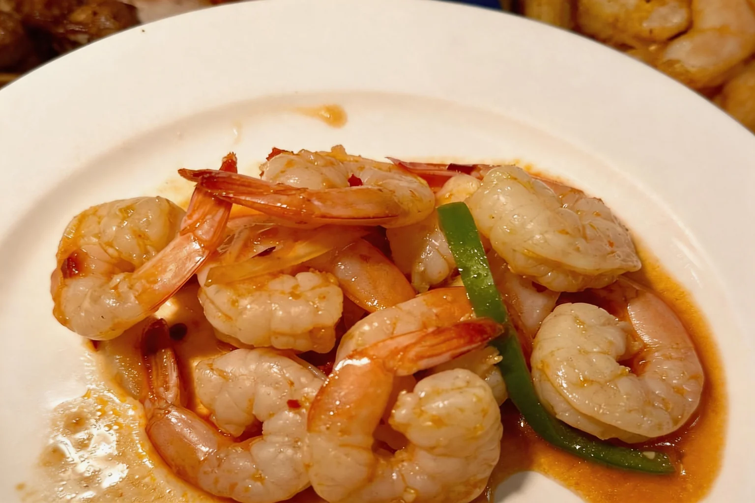 Stir-fried prawns in spicy sauce with green pepper